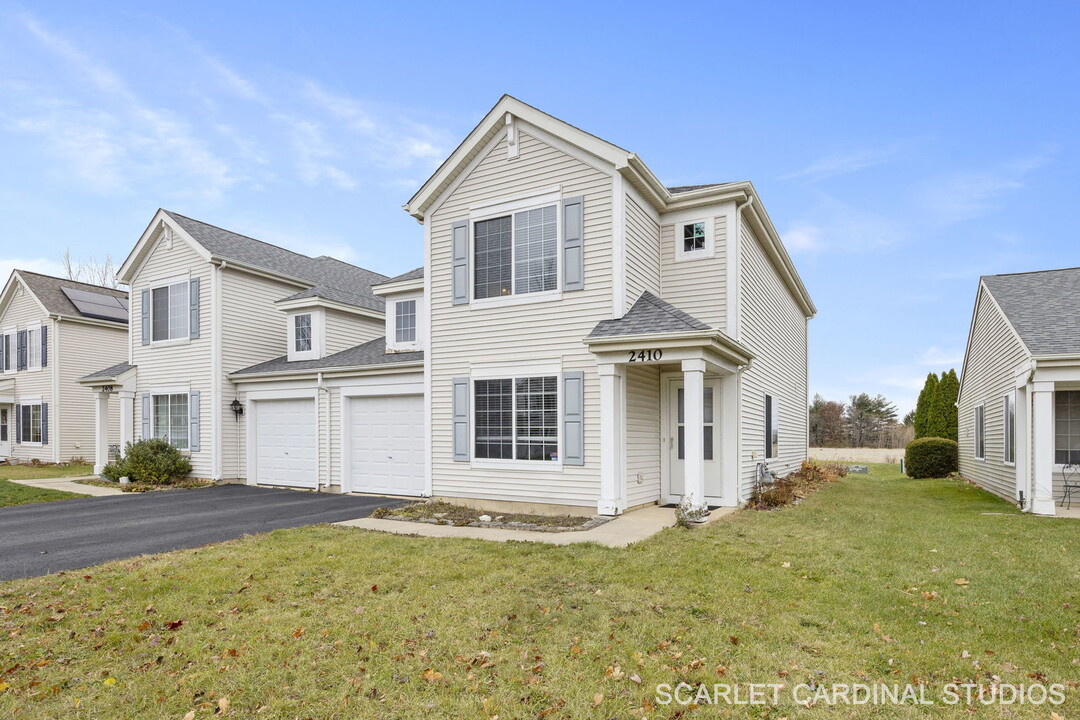 2410 Mayfield Dr in Montgomery, IL - Building Photo