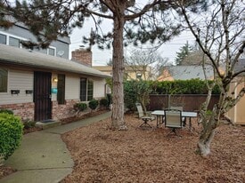 5028 SE Hawthorne Blvd in Portland, OR - Building Photo