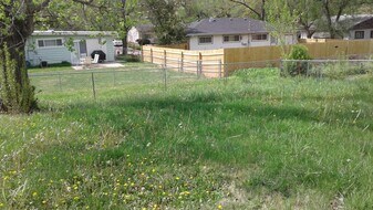 1909 SW Harp Pl in Topeka, KS - Building Photo