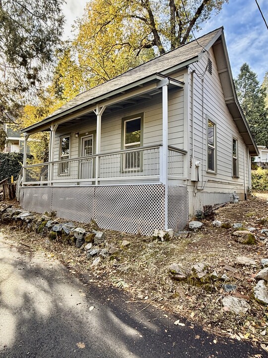 336 N School St in Grass Valley, CA - Building Photo