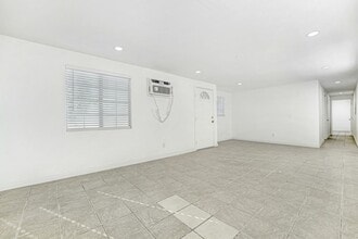 400 W 109th St in Los Angeles, CA - Foto de edificio - Building Photo