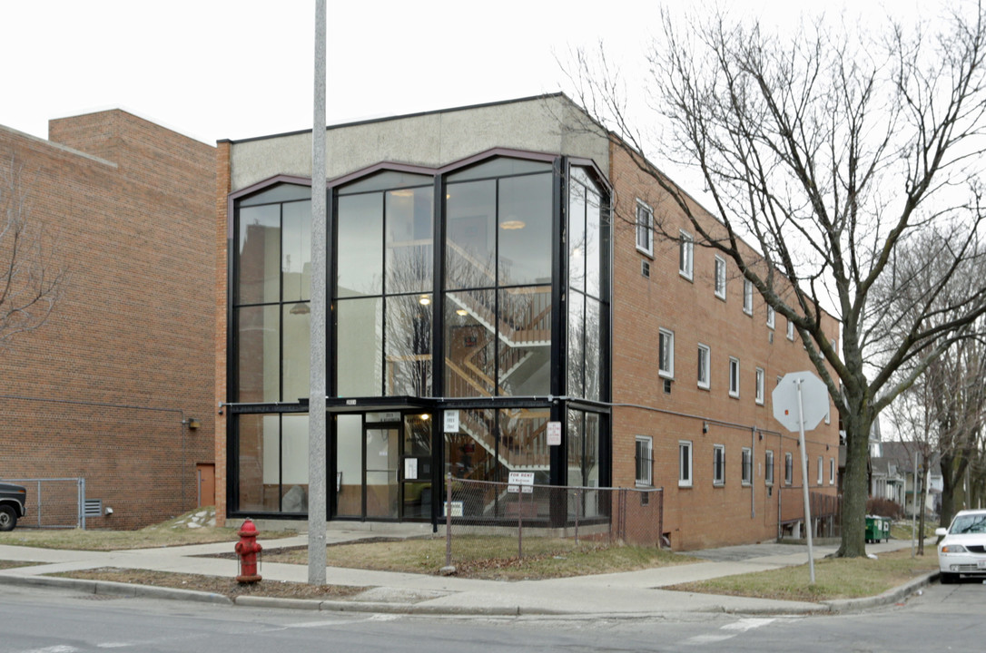 Executive Place Apartments in Milwaukee, WI - Building Photo