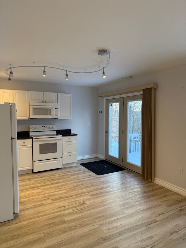 188 Elgin St in Madoc, ON - Building Photo - Building Photo