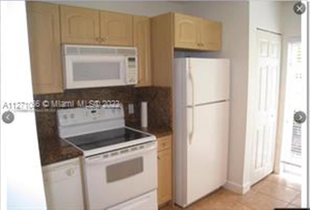 7820 NW 7th St, Unit 105 in Pembroke Pines, FL - Building Photo
