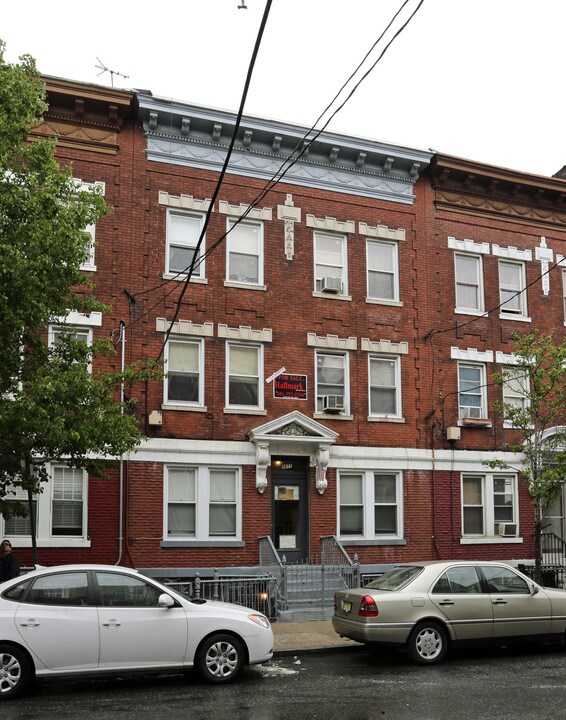 5611 Hudson Ave in West New York, NJ - Building Photo