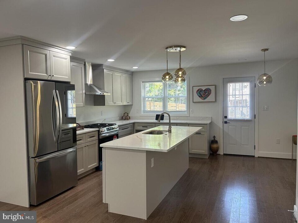 744 E Cold Spring Ln in Baltimore, MD - Building Photo