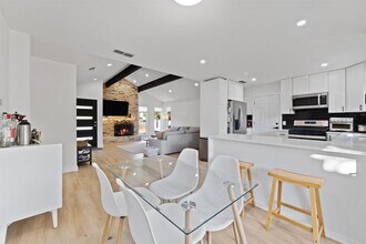 5302 Woodmoor Dr in Austin, TX - Foto de edificio - Building Photo