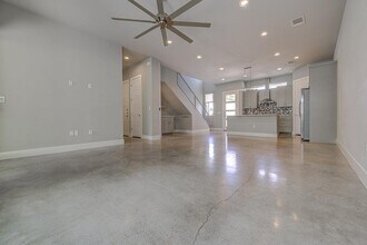 1210 Stobaugh St in Austin, TX - Foto de edificio - Building Photo