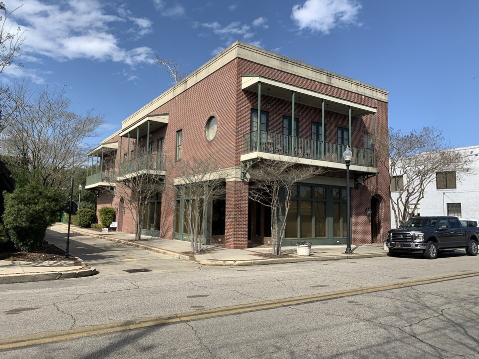 100 Walnut in Hattiesburg, MS - Building Photo