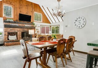 8 Rocky Rd in Winhall, VT - Building Photo - Building Photo