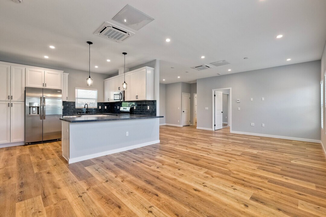 6832 Tower St in La Mesa, CA - Building Photo