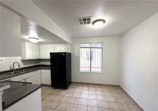 4750 Thunderbolt Ave, Unit 3 in Las Vegas, NV - Building Photo - Building Photo