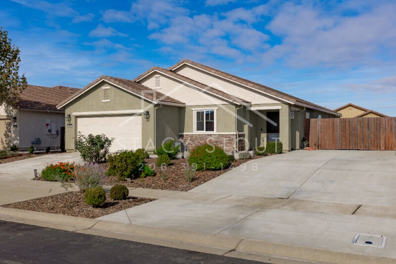 1385 Deerwood St in Plumas Lake, CA - Building Photo