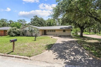 305 W Brookside Dr in Bryan, TX - Building Photo - Building Photo