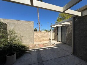837 N Calle De Pinos in Palm Springs, CA - Building Photo - Building Photo