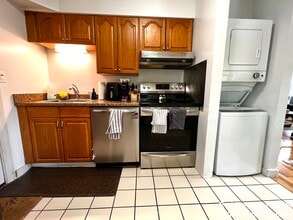 479 High St, Unit 2 in Dedham, MA - Foto de edificio - Building Photo