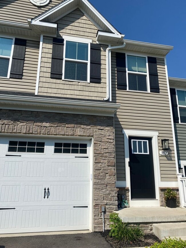 302 Frances Ln in Mc Donald, PA - Building Photo - Building Photo
