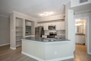 LADERA APARTMENTS in Dallas, TX - Building Photo