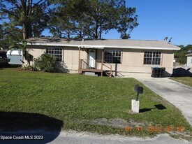 484 Bridgeport Ave NW in Palm Bay, FL - Building Photo