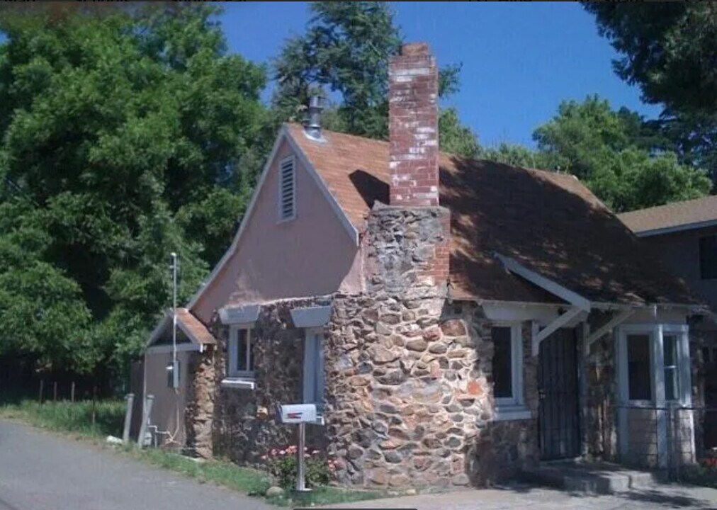 11 Hemstalk Ct in Oroville, CA - Building Photo