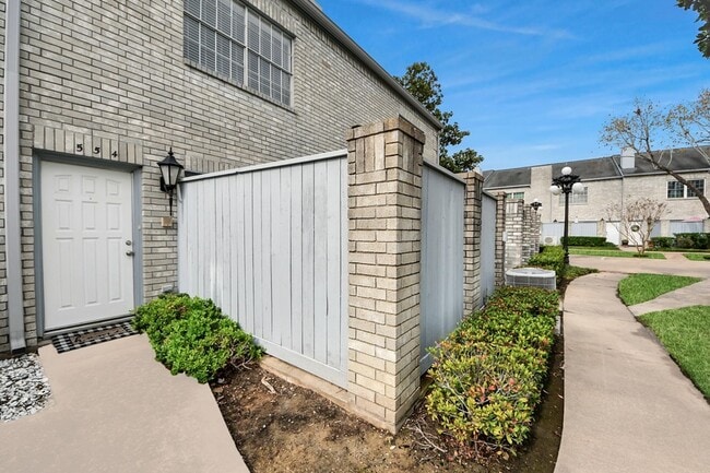 554 Wilcrest Dr, Unit 554 in Houston, TX - Foto de edificio - Building Photo