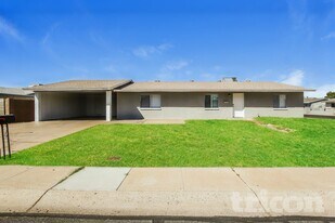 8102 W Heatherbrae Dr in Phoenix, AZ - Building Photo