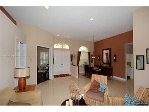896 Marina Dr in Weston, FL - Foto de edificio - Building Photo