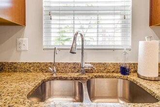 7932 Pettigrew St in Elkridge, MD - Foto de edificio - Building Photo