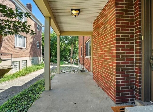 6256 Rogers Park Pl, Unit 1 in Cincinnati, OH - Foto de edificio - Building Photo