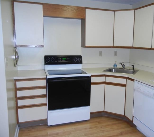 104 Oakwood Ave in West Hartford, CT - Foto de edificio - Building Photo