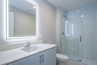 7 West 7th Apartments in Cincinnati, OH - Building Photo - Building Photo