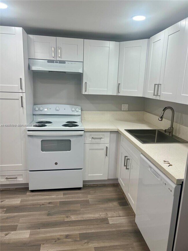 4374 NW 9th Ave in Pompano Beach, FL - Building Photo - Building Photo