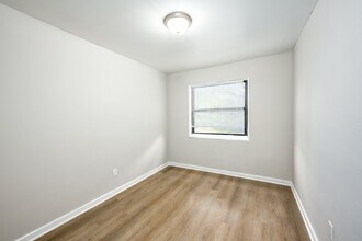 Morris Rd in Washington, DC - Foto de edificio - Building Photo