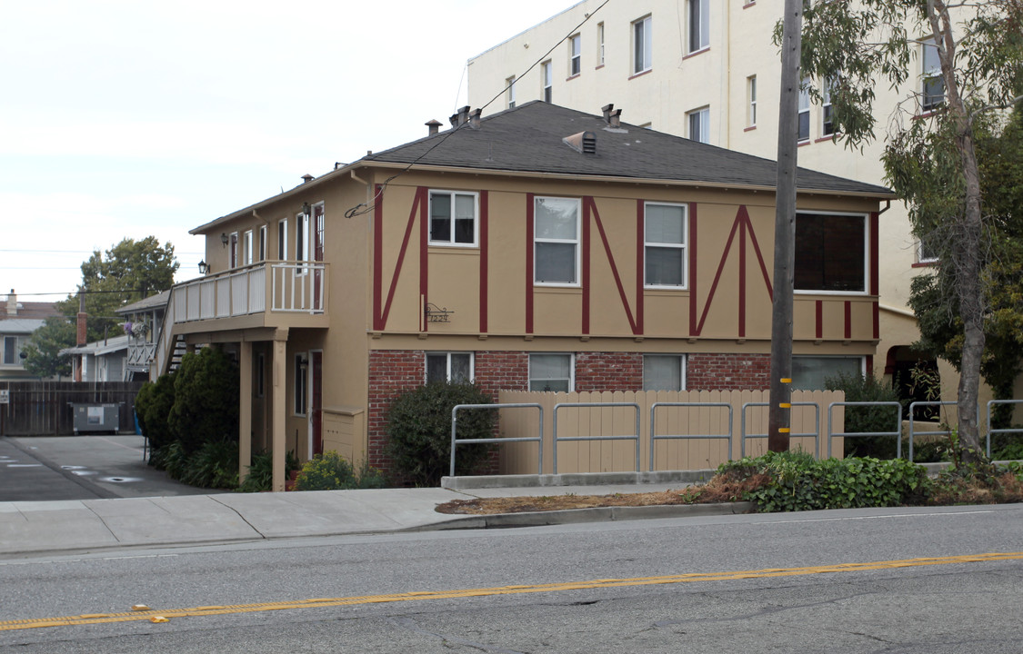 1224 El Camino Real in Burlingame, CA - Building Photo