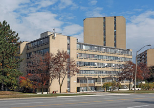 5580 Sheppard Ave in Toronto, ON - Building Photo - Building Photo