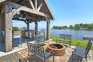 Lakeshore Pointe Apartment Homes in Brandon, MS - Building Photo