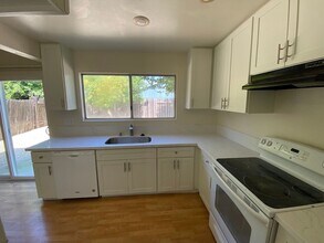 9517 Hollingsworth Way in Sacramento, CA - Building Photo - Building Photo