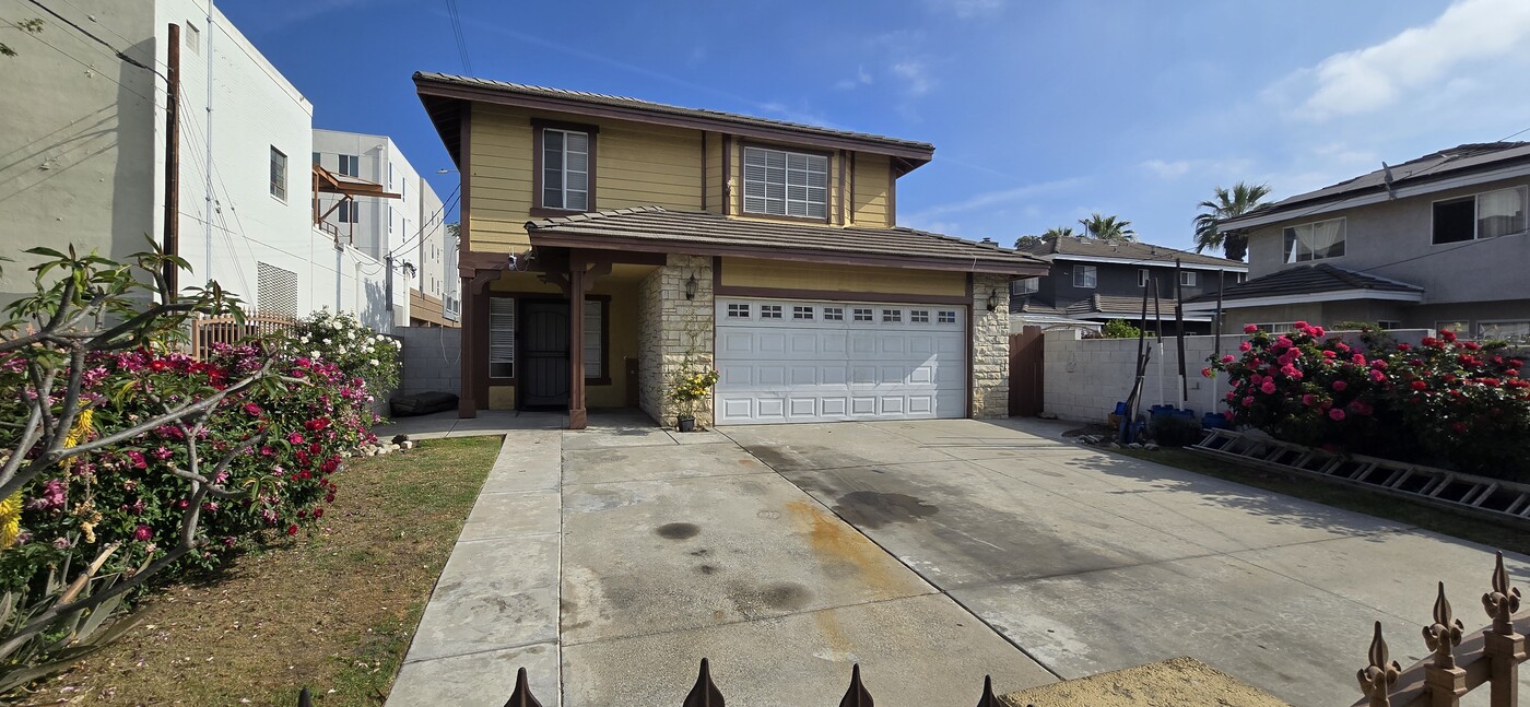 151 E 6th St in Azusa, CA - Building Photo