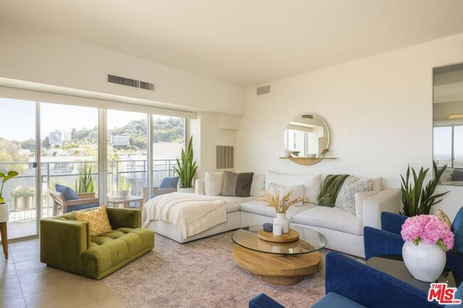 1155 N La Cienega Blvd in West Hollywood, CA - Building Photo - Building Photo