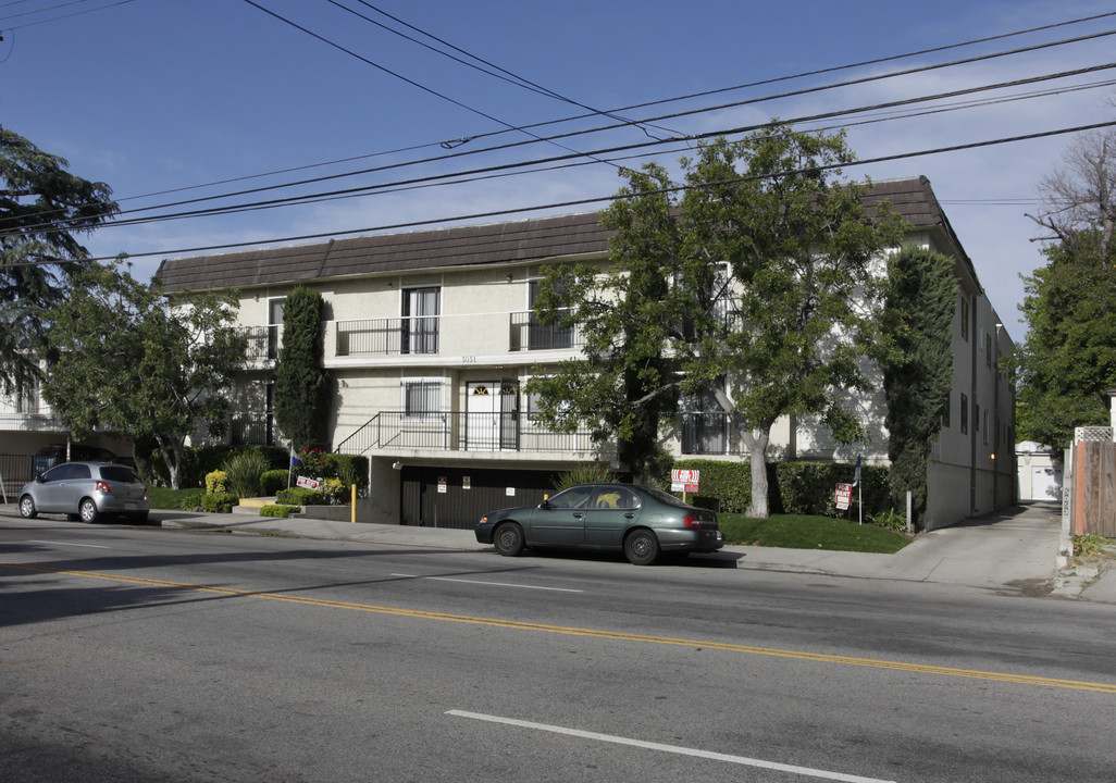 Whitsett Gardens in Valley Village, CA - Foto de edificio