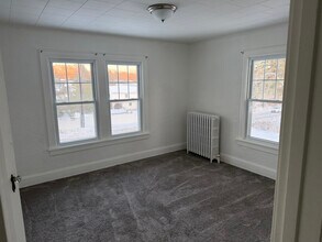 236 Glenmont Rd in Glenmont, NY - Foto de edificio - Building Photo