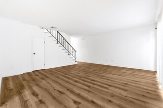 5240 Whitsett Ave in Los Angeles, CA - Building Photo - Building Photo