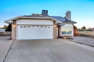 10955 Yogi Berra Cir in El Paso, TX - Building Photo