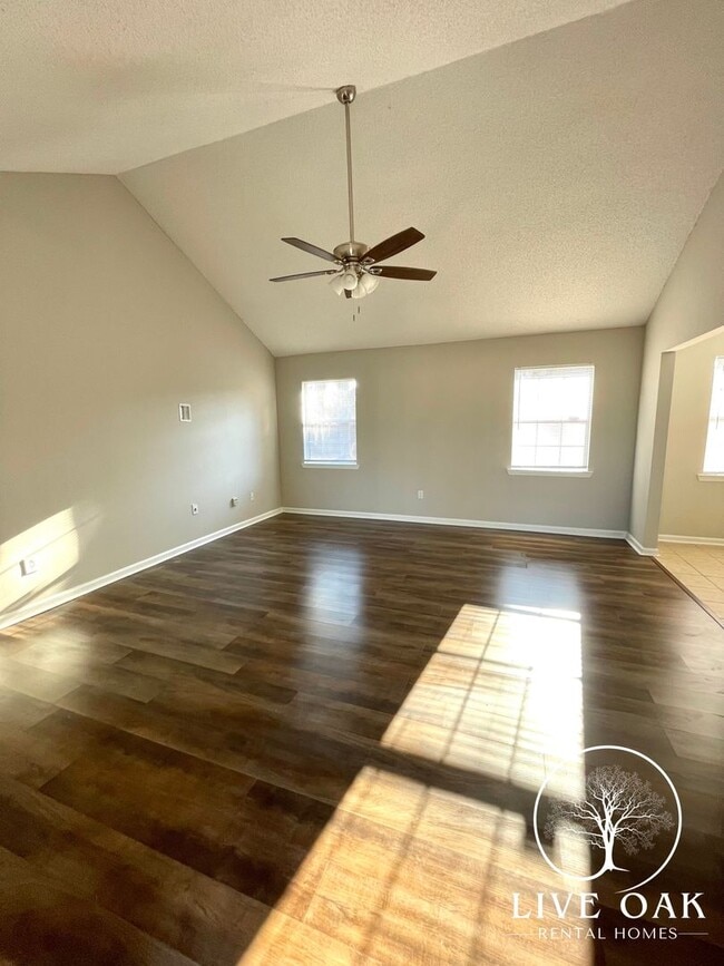 619 Sabreena Cir in Hinesville, GA - Foto de edificio - Building Photo