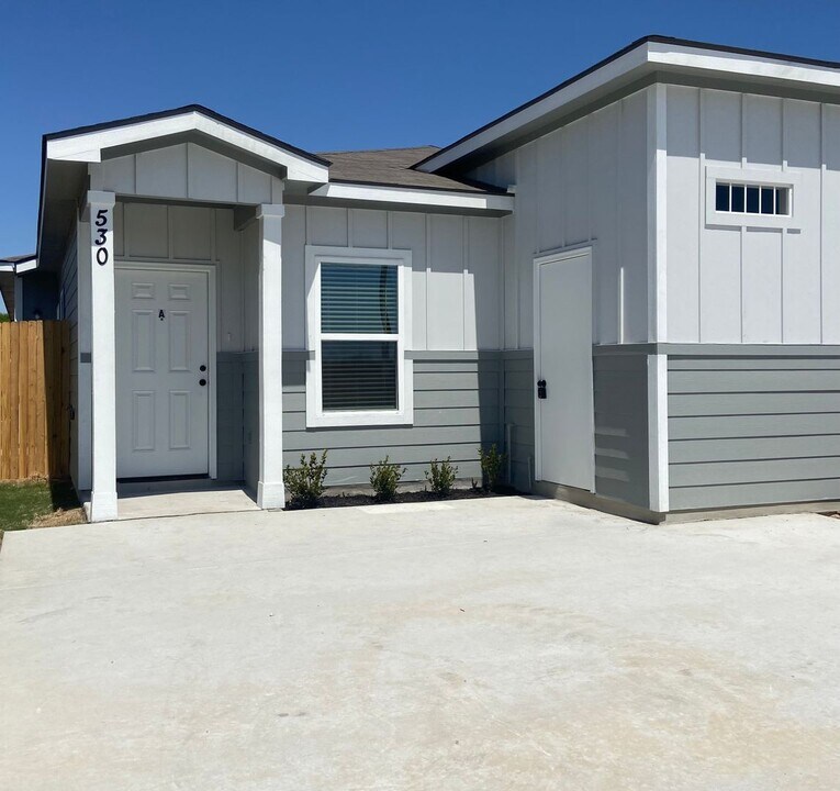 530 E Baxter St-Unit -530 E Baxter Unit A in Seguin, TX - Building Photo