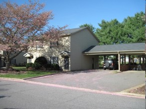 Hickory East in Hickory, NC - Foto de edificio - Building Photo