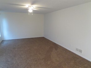 437 Hunters Ct in Newark, OH - Building Photo - Building Photo