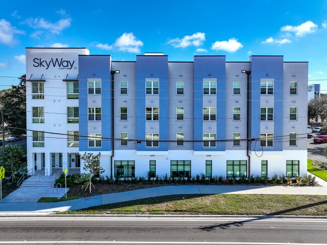 SkyWay Lofts II in St. Petersburg, FL - Foto de edificio - Building Photo