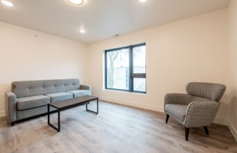 911 S Main St in Ann Arbor, MI - Foto de edificio - Building Photo