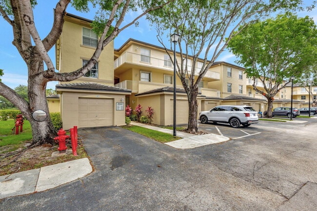 2060 Greenview Shores Blvd in Wellington, FL - Building Photo - Building Photo